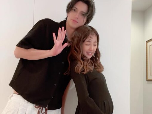 「今おなかこれぐらいです」元AKBメンバーのイケメン夫、ぽっこりおなかの妻とのツーショットを公開！