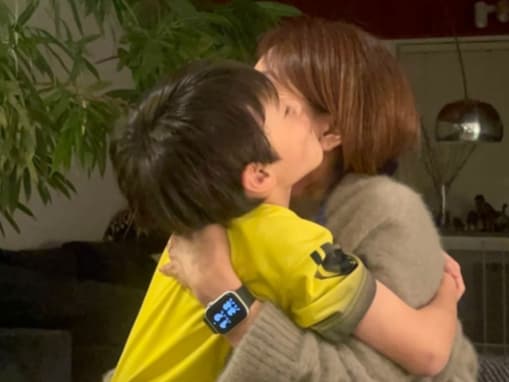 「混ざりたい」つるの剛士、美人妻と息子のハグショット公開！ 「なんてほっこり」「かわいい光景」