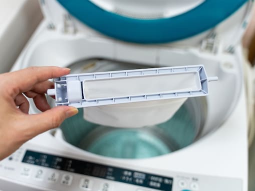 洗濯機の排水フィルターは掃除しないとダメ？ 怠ると何が起きるのでしょうか？【家電のプロが解説】