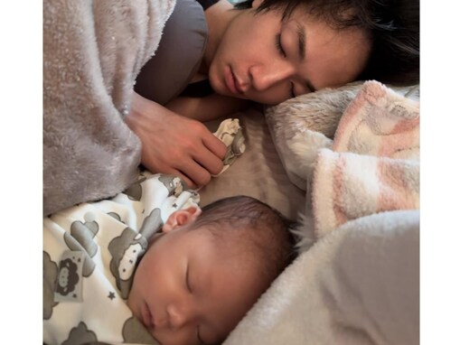 「ほんとミニぎし可愛過ぎて…」人気YouTuberのモデル妻、子ども＆夫の寝顔ショット公開！ 「尊すぎる」