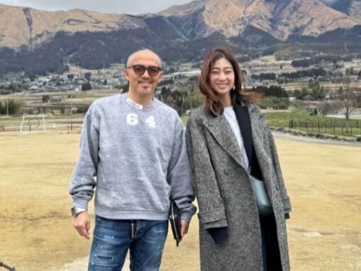 「サイコーじゃん」小野伸二の美人妻、“珍しく夫婦で熊本”ショット公開！ 「二人とも素敵ですね」