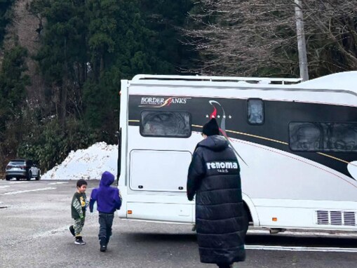 「パパ頑張って」中村獅童、親子旅のオフショットを公開！ 「キャンピングカー羨ましい」「可愛い」