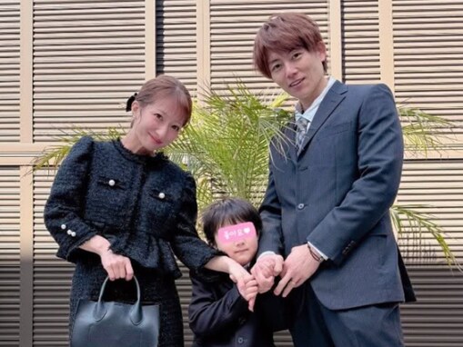 辻希美＆杉浦太陽、三男の「卒園式でした」「4月から一年生」と報告！ 正装の家族スリーショットに反響
