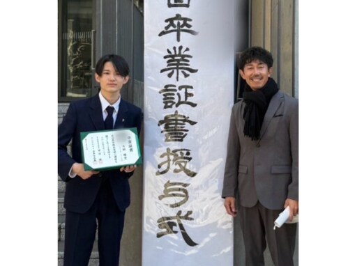 「すっかりお兄さんに」人気芸人、イケメン息子の卒業式での親子ツーショットに反響！ 「カッコいい」