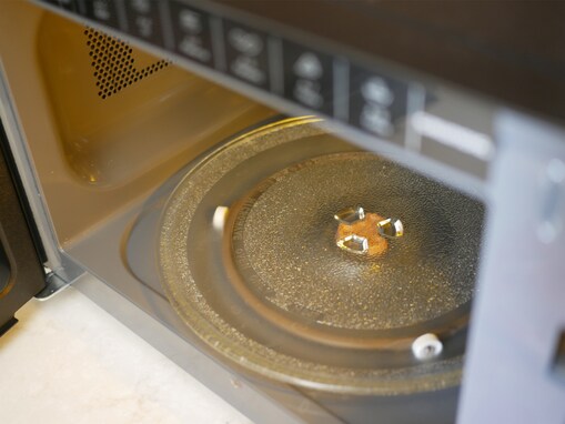 電子レンジのターンテーブルが回らなくなりました。そのまま使うのは危険？【家電のプロが回答】