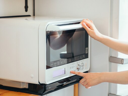 電子レンジには「置いてはいけない場所」がある！ 引っ越しの多い季節にも気を付けたいポイント【専門家が解説】