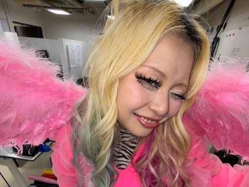 エルフ荒川、“全女子の憧れ”人気芸人の衣装姿を披露！ 「荒川ちゃん天使」「最強、かわい過ぎ」