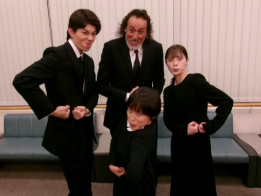 「こんな家族最高」佐野勇斗、『おむすび』出演者とのゴリラポーズ披露に「本気過ぎ」「ギャップやば」の声！