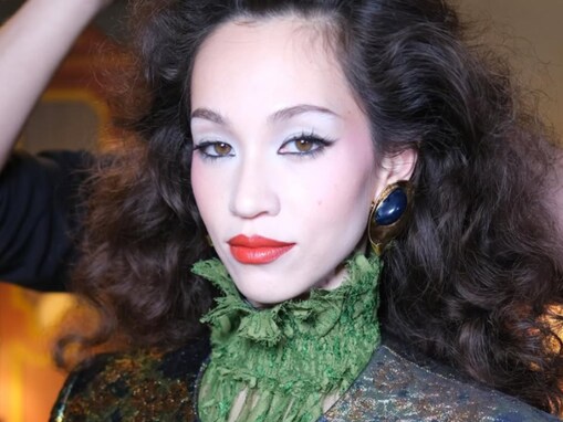 水原希子、「平野ノラちゃんも顔負けな」“バブリー美人”に大変身！ 恋人とのラブラブ姿も「最高に天才」