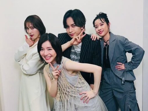 「永遠にアイドル」中島健人、“30歳ラスト”のハーレムショットを公開！ 「かわいさ爆発してる」