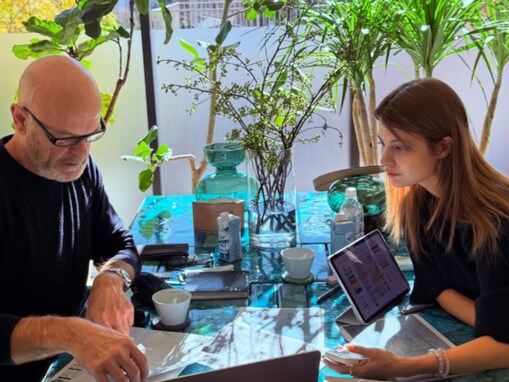 「カッコいいです」マギー、父との顔出し親子ショットに反響の声！ 「素敵な親子」「いい関係」