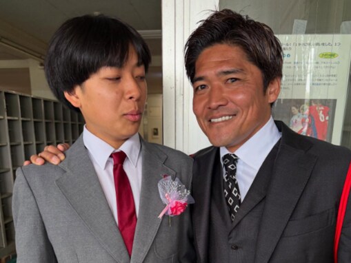 「近っじゃないのよ」元サッカー日本代表、中学校卒業の息子とのツーショット公開！ 「すてきな親子」