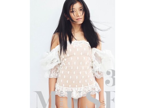 「大人の魅力が爆発」ローラ、色っぽい美脚ショットにファン歓喜！「なんて大胆」「スタイルバツグン」