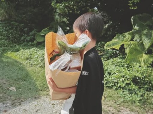 「大きくなりましたね」吉川ひなの、イケメン息子の“頼もしい”姿を公開！ 「ちっちゃなボディーガード」