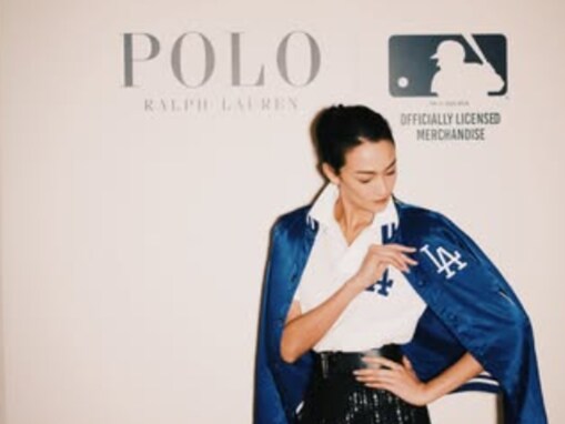 「最高のコラボ」冨永愛、MLBと人気ブランドのコラボアイテムを着用した姿を披露！ 「絵になります」