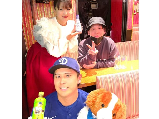 大谷翔平と綾瀬はるかが共演？ ものまね芸人が公開した写真に反響「デコピンも本物ですね！」