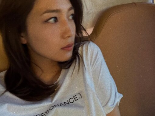 川口春奈、広瀬すずコラボのTシャツ姿でプライベート？ ショット公開「顔立ち大人になりましたね」