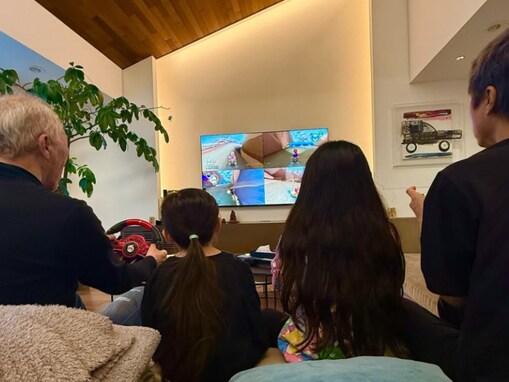 田村淳、娘2人＆祖父との“3世代マリオカート”姿を披露！ 「じぃじと遊んだことを忘れないでね…」