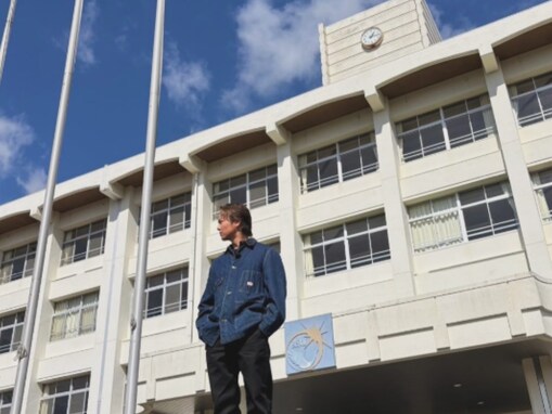 「懐かしい」TAKAHIRO、母校でのオフショットを公開！ 「地元に来てくれてうれしい」「男前」