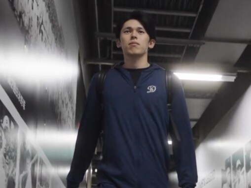 佐々木朗希がついに登場！ 球場入りの私服姿に「緊張してるのかな？」「落ち着いて投げてほしい」の声