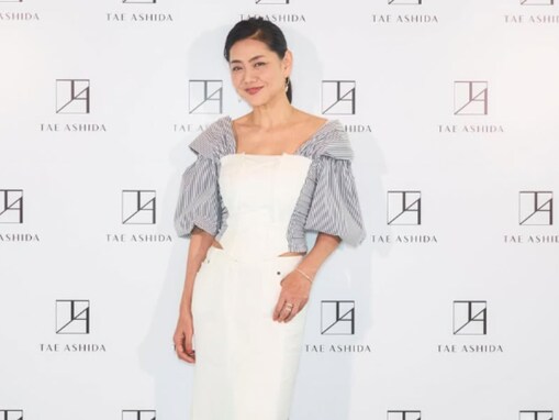 前田典子、59歳とは思えない圧巻スタイル披露「ドレスに腰の肌見せも素敵ですね」「美しすぎます」