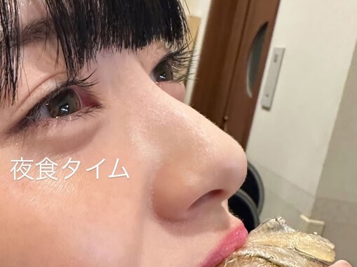 「毛穴がない.....」浜辺美波、“ドアップ”横顔ショットに反響！ 「ドアップまじで可愛すぎて」