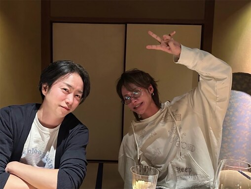 「櫻井様のほろ酔いすがた」上田竜也、“最高の兄貴”とのツーショットを披露！ 「アニキとタツヤ」