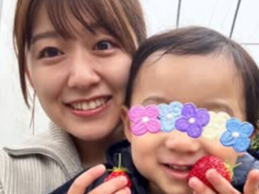 「わたしも初めて」元日テレアナ、息子といちご狩りを堪能！ 「かわいいツーショット」「楽しそう」