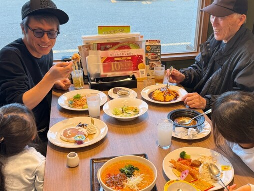 「幸せな気持ちになる」田村淳、娘＆祖父との家族ショットに反響の声続出！ 「凄く心温まります」