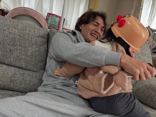 「パパも大変」丸山桂里奈、イケメン夫の子育て姿に大反響！ 「可愛いファミリ」「素敵だと思います」