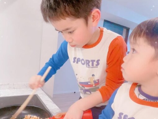 平愛梨、7歳長男が「僕が作るから!!」と料理する姿に「すごすぎて涙が出ます」「長友さんにそっくり」反響