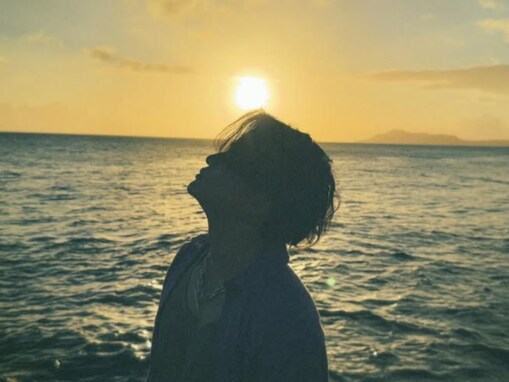 菊池風磨、ハワイでのイケメン写真に「4枚目は橋本将生へのアンサーね？」「ほんとにエモすぎる」反響