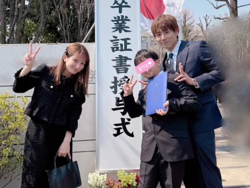 「この間まで赤ちゃんだったのに」辻希美＆杉浦太陽、次男の卒業式に出席！ きょうだいショットも披露