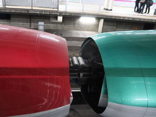 東北新幹線で「連結外れ」の事故発生……そもそもどうやって連結しているのか？ 在来線との違いとは
