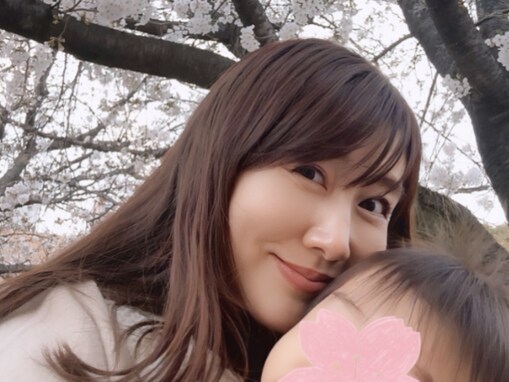 「いつ見てもかわいいママ」安めぐみ、娘との花見ショットを公開！ 「桜きれい」「お花見いいね」