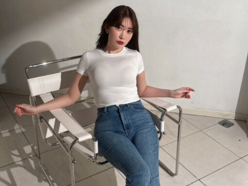 「理想の体すぎる」小嶋陽菜、圧巻美脚が際立つデニム姿に反響の声続出！「相変わらずスタイルいい」