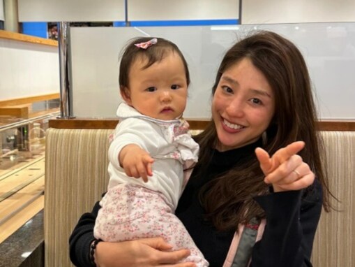 「かわいい親子」岡副麻希、夫撮影？ の親子ショットを公開！ 「麻希ちゃんの笑顔がたまらなくすてき」