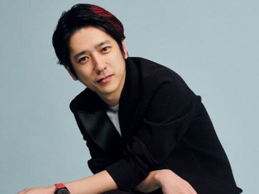 「赤髪が映えてかっこよ」二宮和也、スーツ姿のモデルショットを披露！ 「カッコよすぎて息できない」