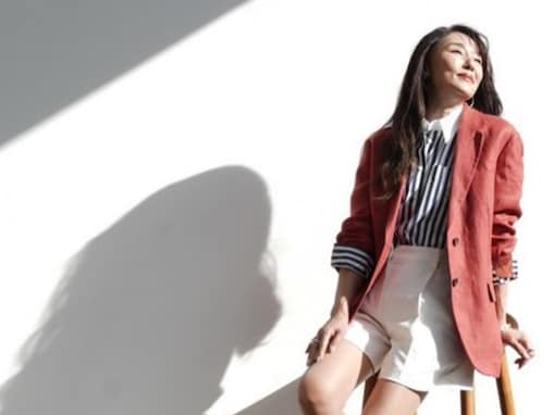 「スタイル神」64歳・浅野ゆう子、圧巻の美脚ショットに称賛の声！ 「脚綺麗っ〜」「素敵です」