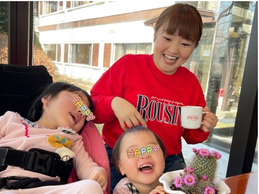 「そっくり〜」柳原可奈子、脳性まひの長女＆次女との親子ショットに反響！ 「本当に癒される」