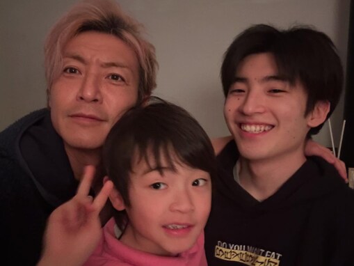 「アイドルグループみたい」つるの剛士、イケメン長男&次男の顔出しショット公開！ 「イケメン親子」