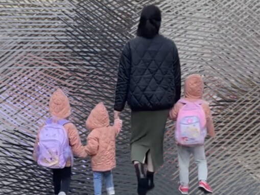 「かわい過ぎる」横澤夏子、娘3人と保育園に通う「小人みたい」な姿公開！ 「手繋いでて偉い」