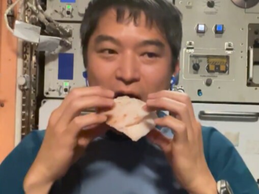 「宇宙ではゲップが出せず」大西卓哉氏、宇宙で鮭おにぎり食べる動画に反響「なんて興味深いお話…！」