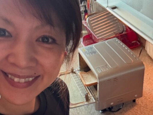 飯島直子、“100年前”のトースターに「汚ねえな」と一言。「年季の入ったトースター!美味しく焼けて良かったね」