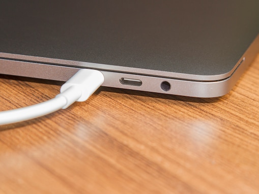 寝ている間にパソコンを充電しています。過充電になってしまう可能性はありますか？【パソコンのプロが回答】