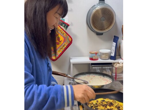 「雰囲気がたまらん」北斗晶、夫・佐々木健介の応援でフライパン返し大成功！ 「健介さんの応援が優しい」