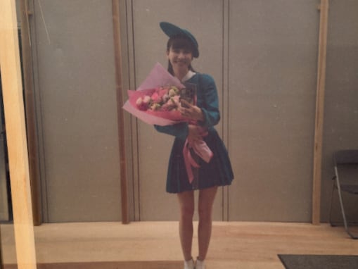 「心臓ばくばく」あ～ちゃん、ほっそり美脚が際立つショットを公開！ 「クラシカルな衣装がかわいい」