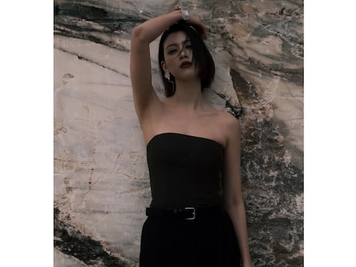 三吉彩花、色気あふれる大胆肌見せドレス姿を披露し話題に！ 美しいデコルテラインも公開