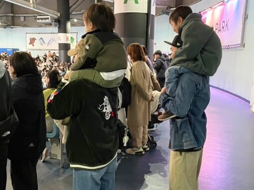 「奥様の後ろ姿カッコイイ」かまいたち山内、妻＆子どもたちとの家族ショット「オシャレな仲良し家族」