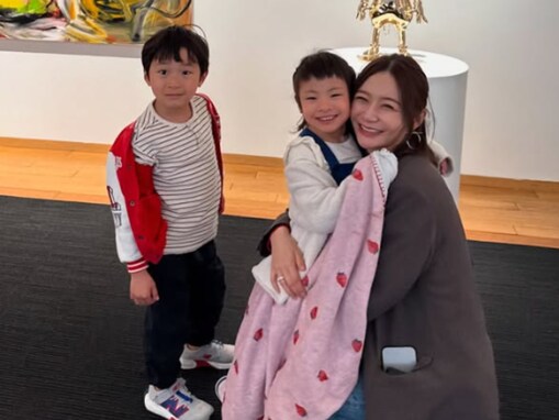 宮崎麗果、夫・黒木啓司＆子どもとアート鑑賞「ハナちゃんの笑顔が天使過ぎます」「幸せが沢山詰まってる」